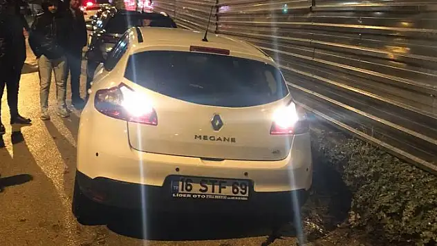 Bursa'da yağış sonrası yol çöktü : 4 araç hasar gördü

