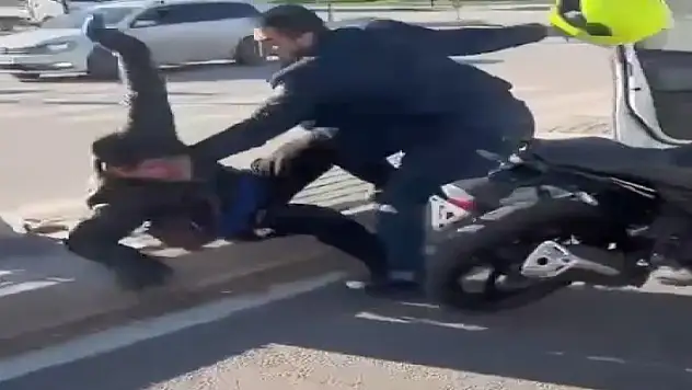 Bursa'da yol kavgası kamerada...Motosiklet sürücüsünü kaskıyla dövdü