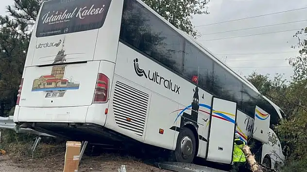 Bursa'da yolcu otobüsü şarampole uçtu: 2 yaralı
