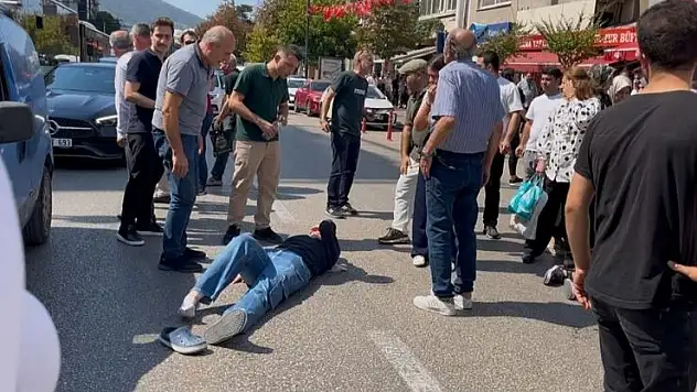 Bursa'da yolun karşısına geçen 2 kadına motosiklet çarptı