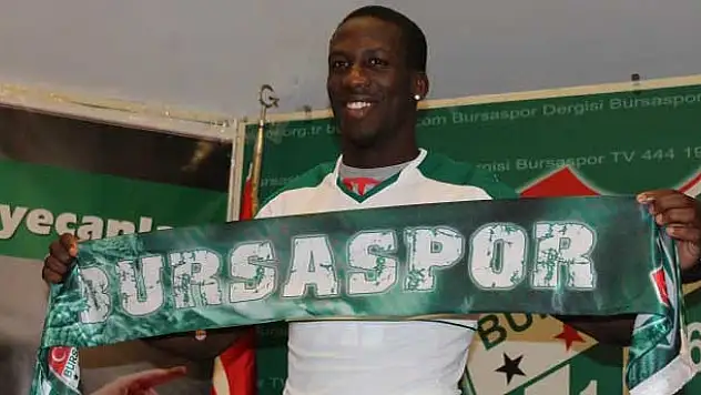 Bursaspor Luis Advıncula'ya imzayı attırdı