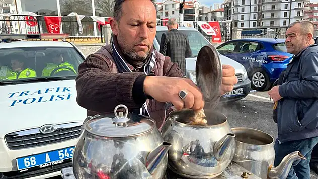 Burslar ihtiyaç sahiplerine  ulaşsın diye kendi çocuğunu  çay satarak okutuyor
