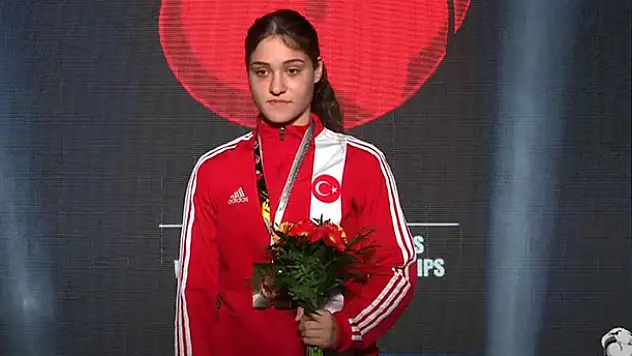Büşra Işıldar, dünya gençler boks şampiyonu oldu