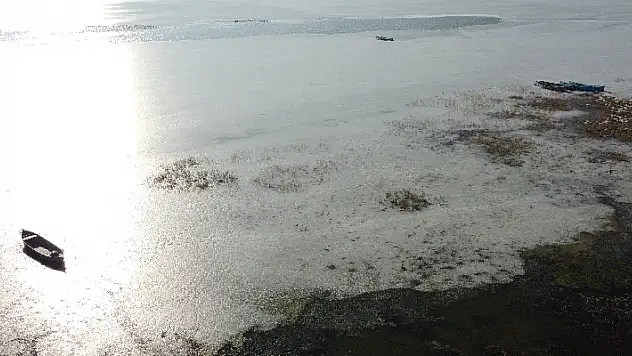 Büyük kısmı donan Beyşehir Gölü'nün balıkçıları buzların erimesini bekliyor
