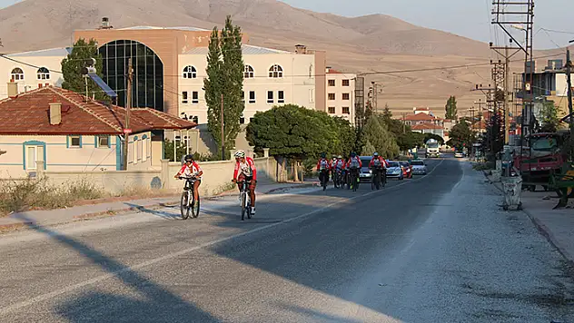 Büyük Taarruz Bisiklet Turu'nda Ankara'dan yola çıkan sporcular Konya'ya geldi
