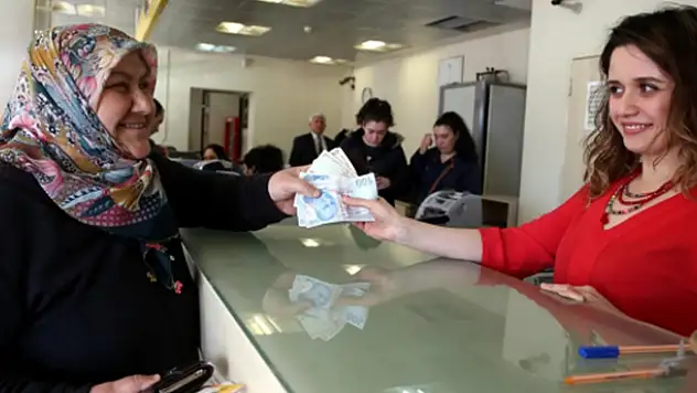 Büyükanneler maaşlarını almaya başladı