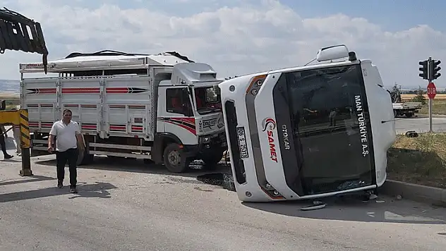 Büyükbaş yüklü kamyonet ile servis minibüsü çarpıştı: 3 yaralı