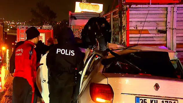 Büyükçekmece D-100'de, otomobil tıra arkadan çarptı: 1 ölü, 2 yaralı
