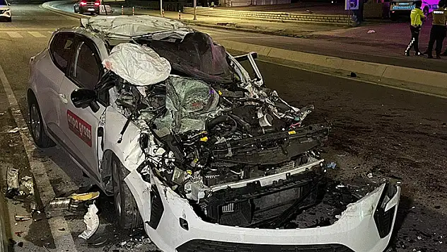 Büyükçekmece'de otomobil park halindeki tıra çarptı: 1 ölü, 4 yaralı