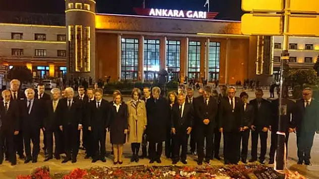 Büyükelçilerden olay yerine 97 karanfil