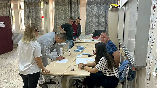 Büyükkarıştıran'da seçmenler, sandık başına gitti
