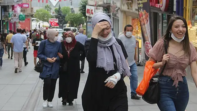 Büyükler söz dinledi, gençler oralı bile değil