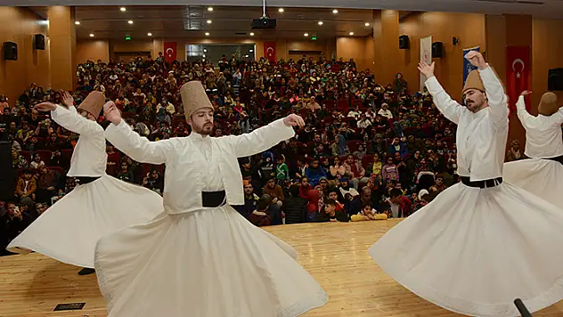 Büyükşehir Konya'da yurtlarda kalan depremzedelere sema programlarıyla moral veriyor
