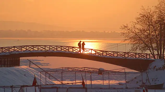 Buz tutan Beyşehir Gölü Milli Parkı'nda günbatımı
