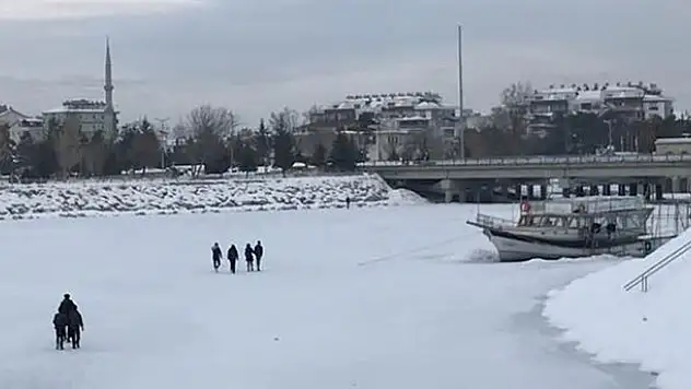 Buz tutan Beyşehir Gölü'nde tehlikeli yürüyüş