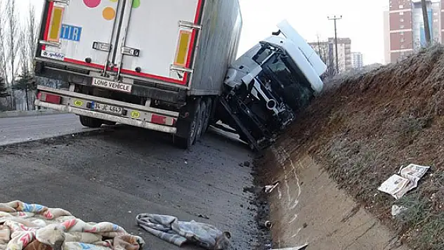 Buzlanan rampada 7 araç kaza yaptı: 11 yaralı
