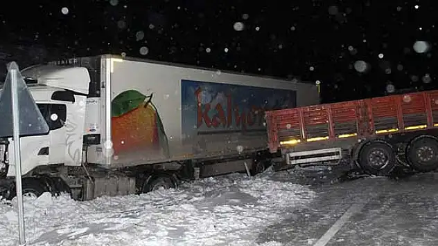 Buzlanan yolda kayan tır trafiği 3 saat kapattı