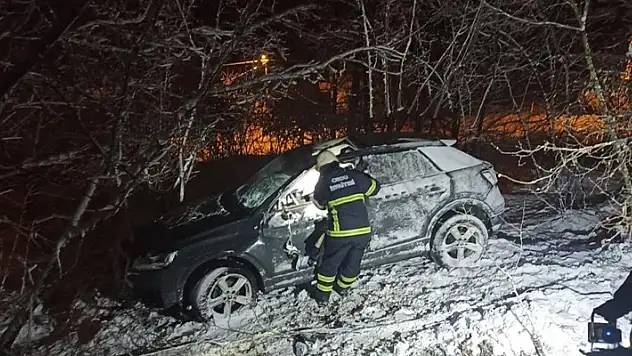 Buzlu yolda kontrolden çıkan otomobil şarampole uçtu: 1 ölü
