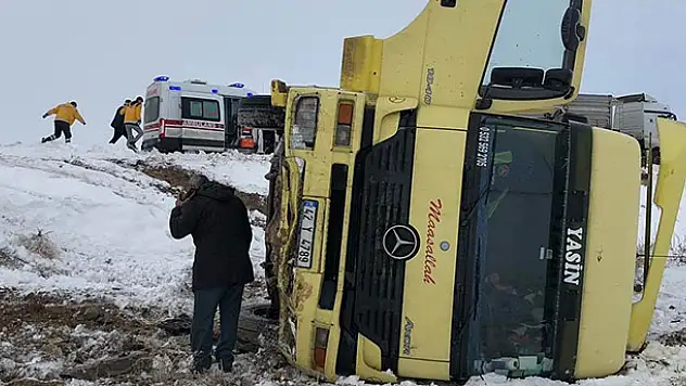 Buzlu yolda yoldan çıkan tır devrildi: 1 yaralı