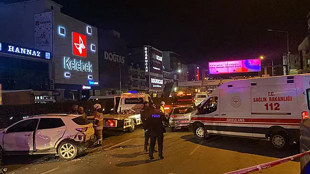 Cadde üzerine kaza raporu hazırlayanlara otomobil çarptı: 2 ölü, 7 yaralı
