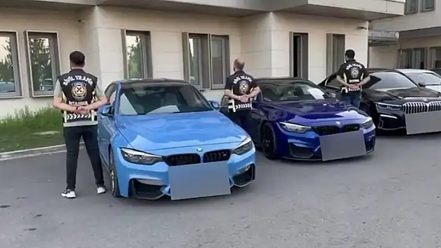Çakarlı otomobille dirft yapan 19 kişi yakalandı