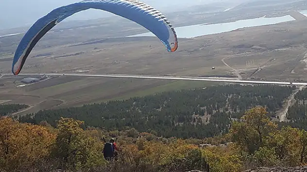 Çal Tepesinde ilk kez yamaç paraşütü atlayışı gerçekleştirildi