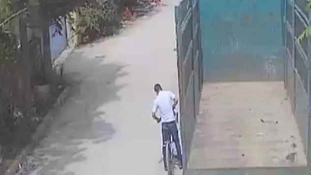 Çaldığı bisikletle kamyonun aküsünü götürdü