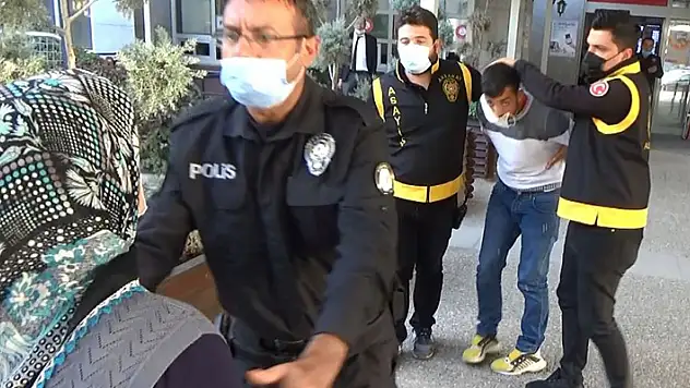 Çaldığı otomobille kovalamaca sonucu yakalandı, tutuklandığı adliyede annesi saldırdı
