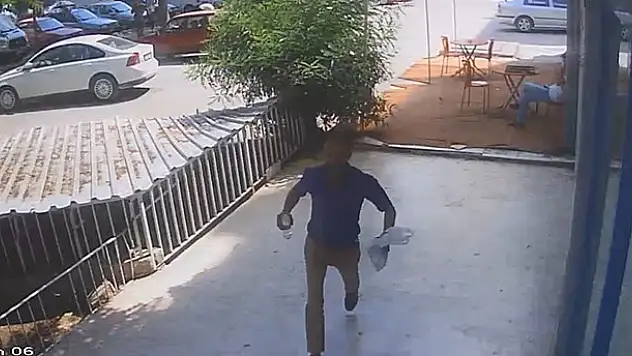 Çaldığı telefonu satma çabası kamerada