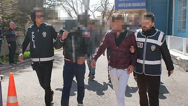 Çaldıkları elbiselerle kıyafet dükkanı açtılar