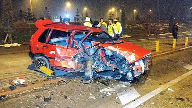 Çaldıkları otomobille ters yönde giderken kaza yaptılar