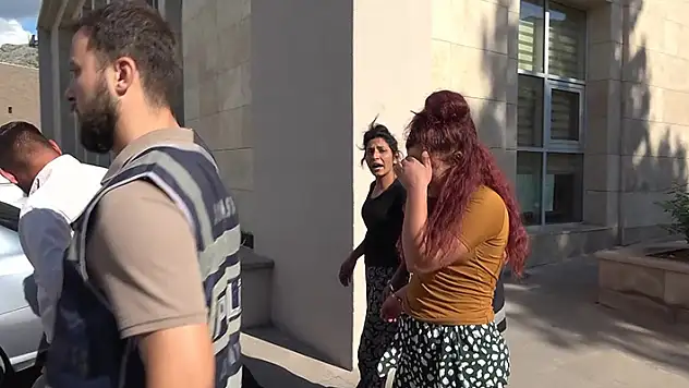 Çaldıkları paralar pamuk dolu yastıktan çıkan pişkin hırsız gazeteciye böyle cevap verdi: 'Belki seni de soyarız'
