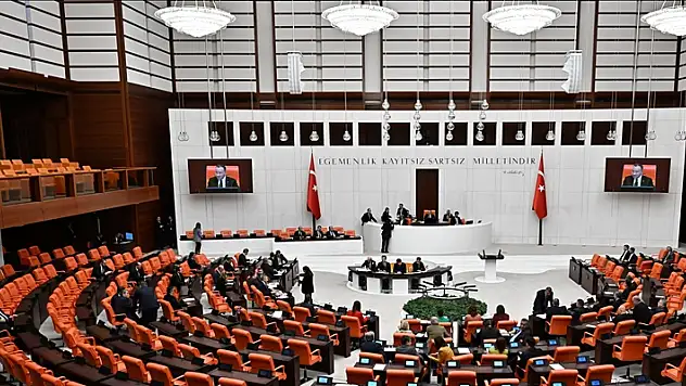 Çalışan emeklilere 5 bin lira verilmesi ile ekonomiye ilişkin düzenlemeler içeren teklif yasalaştı
