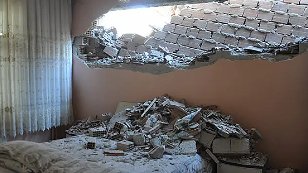 Çalışmalar yatak odasının duvarını yıktı