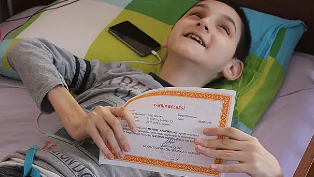 Cam kemik hastası görme engelli Mehmet'in karne sevinci