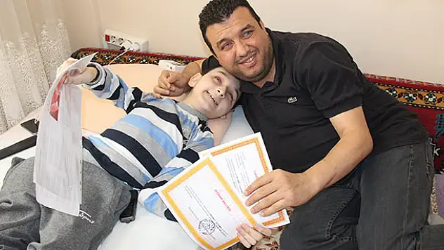 Cam kemik hastası Mehmet'in karne sevinci