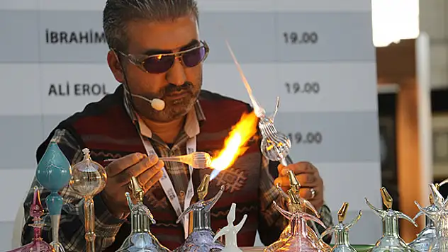 Cam üfleme sanatı ustası ilgi odağı oldu