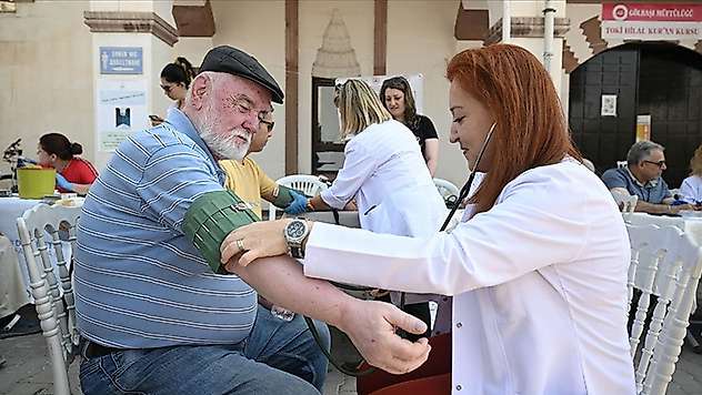 Cami avlusunda şeker hastalığını öğrenen Celal dededen 'sağlık taramasına katılın' çağrısı
