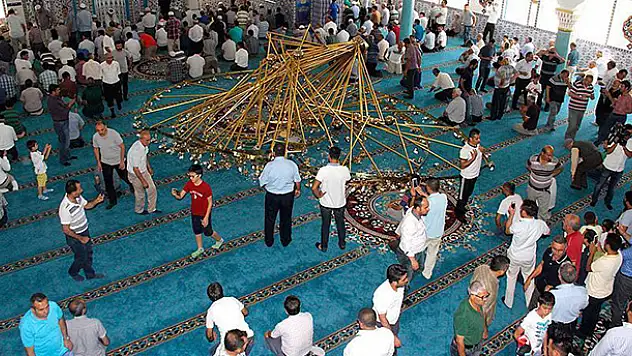 Cami cemaatinin üzerine avize düştü: 11 yaralı