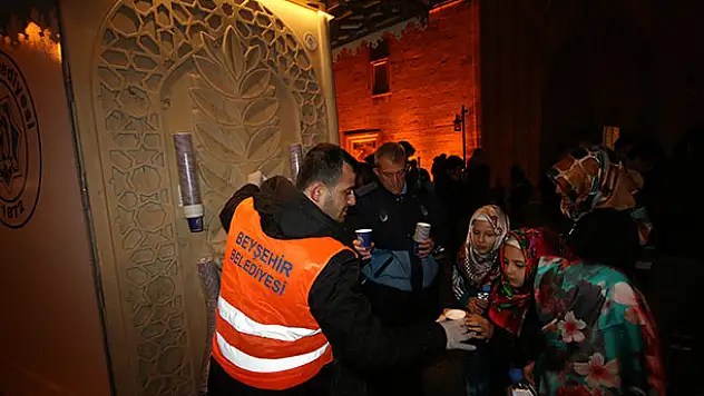 Cami çıkışında vatandaşlara sıcak süt ikram edildi