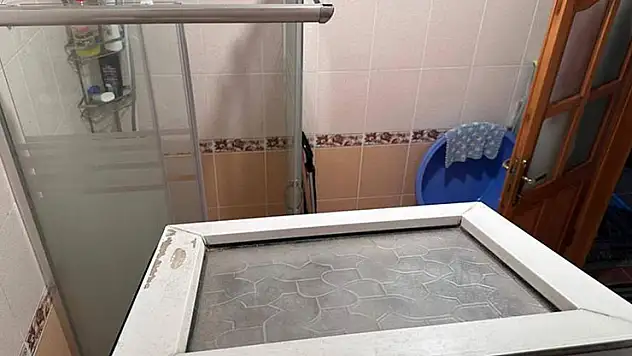 Camı kırıp eve girdi, yaşlı kadının ağzını bantlayıp altınları çaldı