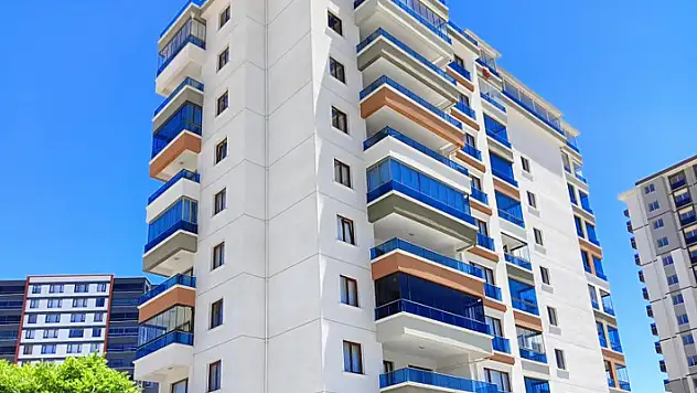 Camı silerken 7'nci kattan düşen kadın hayatını kaybetti
