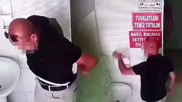Cami tuvaletinden sabunluk çaldı, lüks aracına binip gitti
