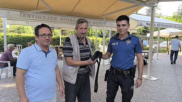 Camide bulduğu içinde 43 bin TL'lik döviz olan çantayı polise teslim etti
