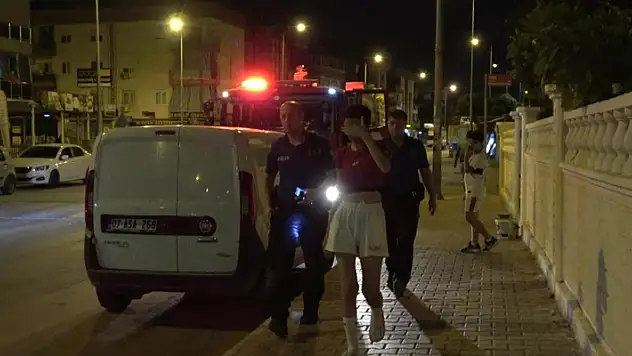 Camide kilitli kalan genç kadını camiye çağrılan görevli çıkardı