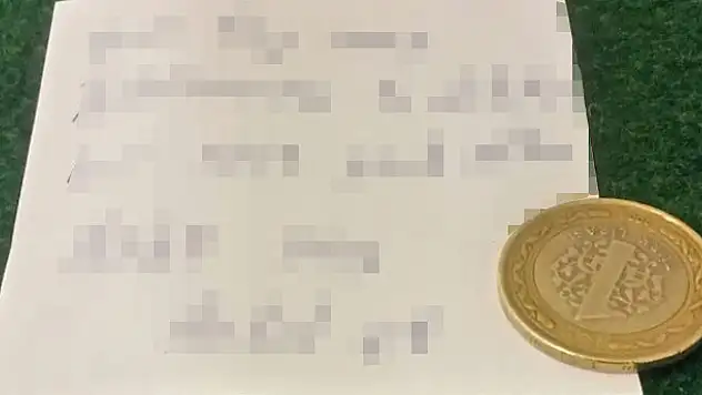 Camide telefonunu şarj etti, 'helallik' isteyen not ve 1 lira bıraktı