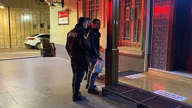 Camide uyuyan adam içeride mahsur kaldı