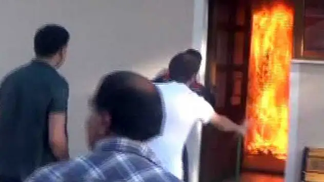 Camide üzerine benzin dökerek kendini yaktı