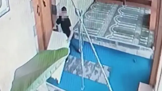 Camiden çalmak istediği yardım kasasının altında kaldı
