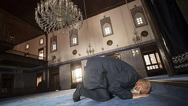 Camiler açılıyor! Herkes seccadeyle gidecek